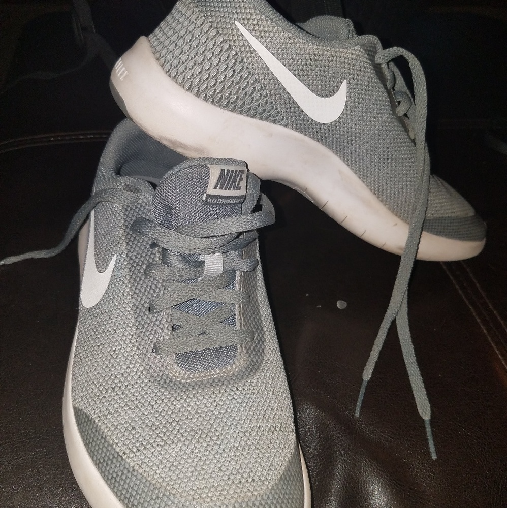 Size 6Y Gray Nike Tennis Shoes